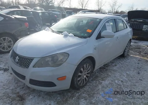 2013 Suzuki Kizashi Se z USA, uszkodzony, nr VIN JS2RE9A35D6100058
